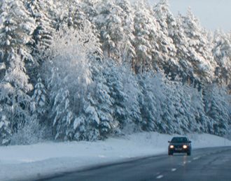 Voiture en hiver, froid et sel sur les routes