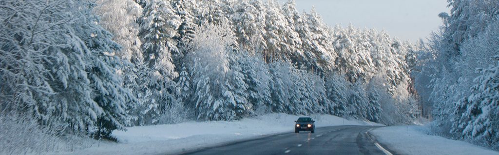 Voiture en hiver, froid et sel sur les routes